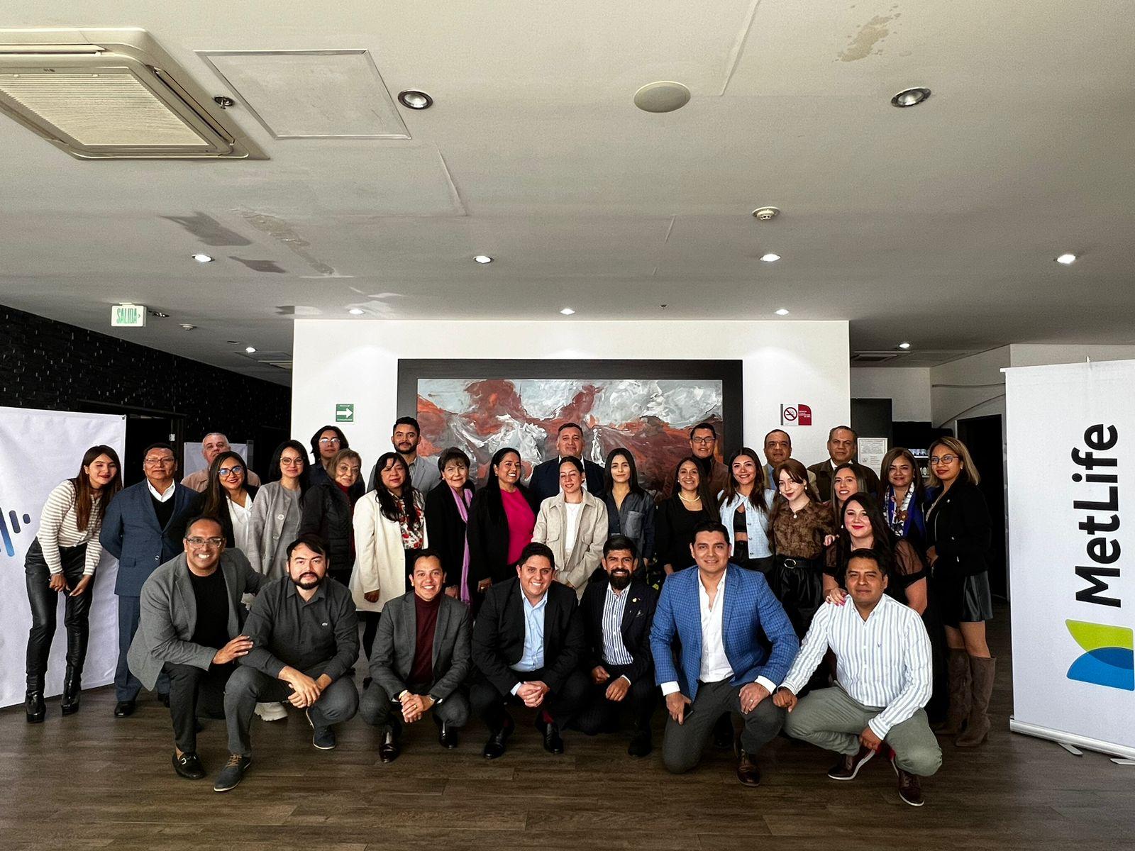 Equipo Insur Asesores en un evento MetLife